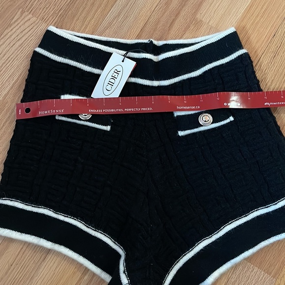 NWT Cider Black Knit mid waisted pattern shorts with with buttons size M - Picture 9 of 11